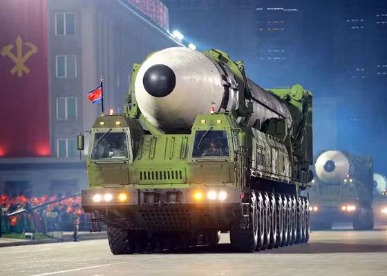 Theo các chuyên gia, ICBM dài hơn được cho là có khả năng bay xa hơn. ICBM ra mắt trước đó - Hwasong-15 - có tầm bắn tới 12.800km, và có thể tấn công bất cứ khu vực nào thuộc lãnh thổ Mỹ. Ảnh: KCNA