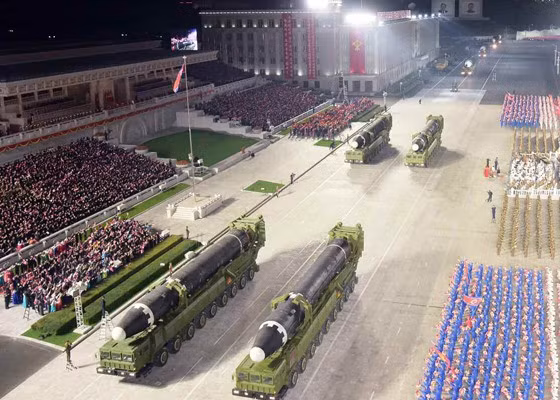 ICBM Hwasong-15 xuất hiện trên bệ phóng di động (TEL) 18 bánh. Ảnh: KCNA