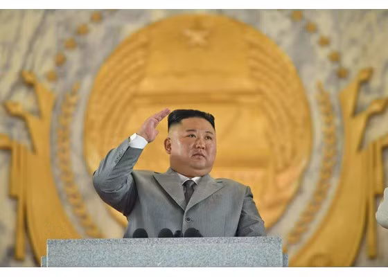 Phát biểu tại sự kiện, Chủ tịch Kim Jong-un nhấn mạnh Triều Tiên "sẽ tiếp tục tăng cường khả năng răn đe, phát triển các phương tiện tự vệ chính đáng để ngăn chặn và kiểm soát tất cả các âm mưu nguy hiểm, cũng như hành động đe dọa của các thế lực thù địch, bao gồm cả mối đe dọa hạt nhân vẫn đang tồn tại và ngày càng trầm trọng hơn”. Ảnh: KCNA