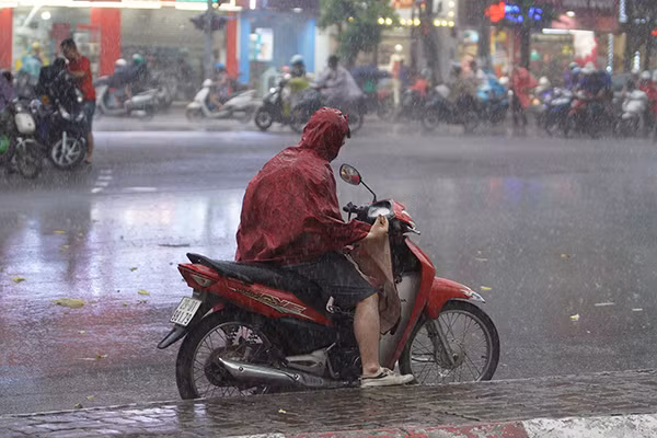 Du bao thoi tiet 10/8, mien Bac mua giong, mien Trung nang rat
