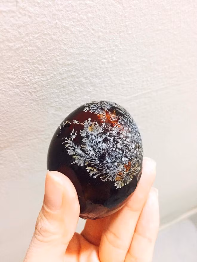 Loại trứng đen sì, từ món ăn bỏ đi đến đặc sản gây “nghiện” với dân Việt - Hình 3 Loai trung den si, tu mon an bo di den dac san gay “nghien” voi dan Viet-Hinh-3