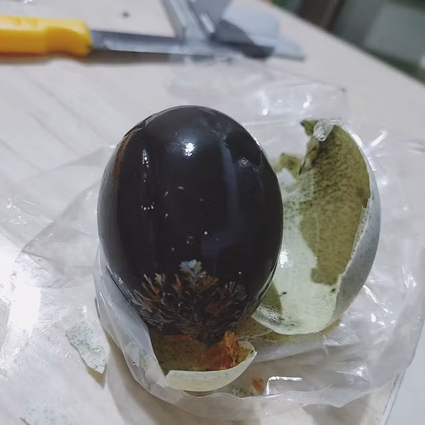 Loại trứng đen sì, từ món ăn bỏ đi đến đặc sản gây “nghiện” với dân Việt - Hình 2 Loai trung den si, tu mon an bo di den dac san gay “nghien” voi dan Viet-Hinh-2
