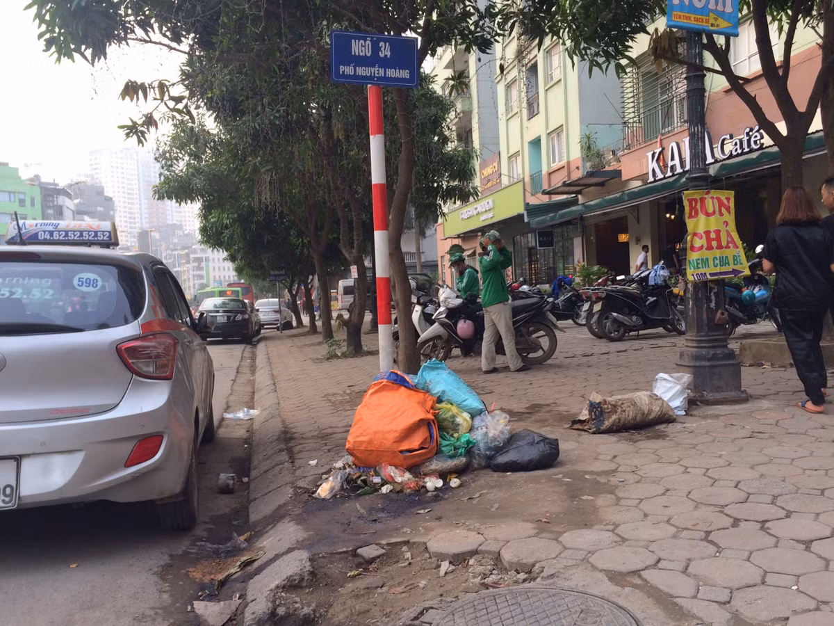 Rac thai bi vut bua bai khien duong pho Ha Noi nhin nhu lang que