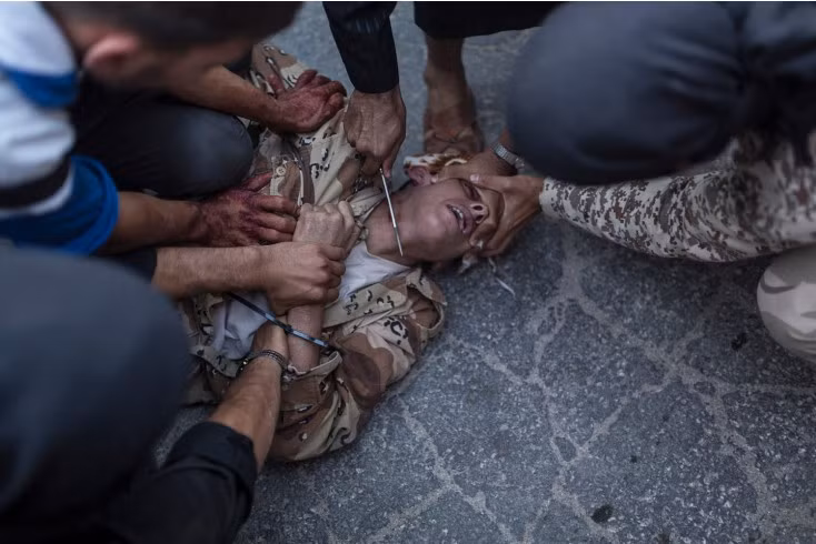Cận cảnh một vụ hành quyết tàn bạo của nhóm phiến quân Hồi giáo Syria có liên hệ với Al Qaeda ở Keferghan, một thị trấn gần Aleppo, miền bắc nước này ngày 31/8.