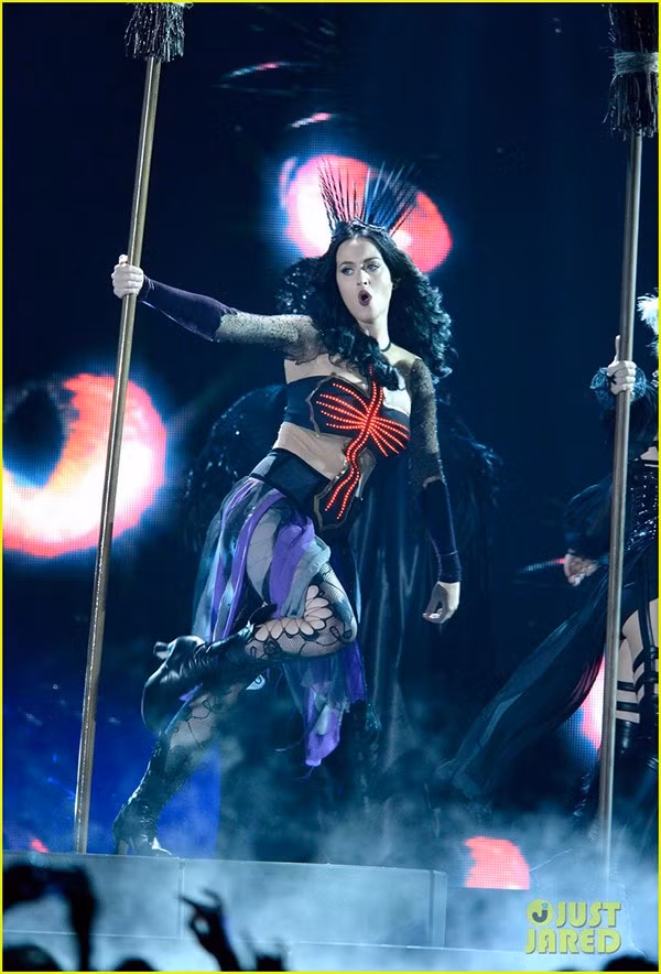 Nữ ca sĩ xinh đẹp Katy Perry đã có một màn trình diễn không thể nào nóng hơn trên sân khấu lễ trao giải Grammy năm 2014, khi biểu diễn ca khúc Dark Horse cùng người bạn Juicy J.