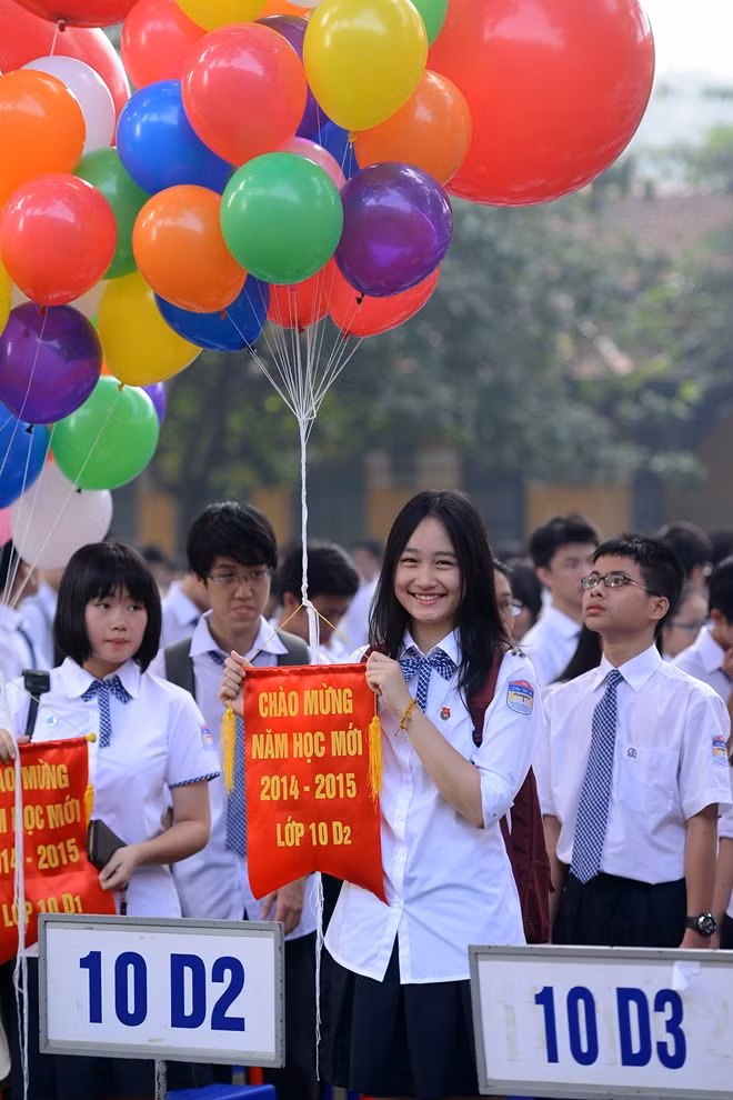 Nữ sinh tâm điểm trong bức hình là Nguyễn Thu Hà, sinh năm 1999 và hiện là học sinh lớp 10 trường THPT Chu Văn An, Hà Nội. Ảnh: FBNV/Zing.