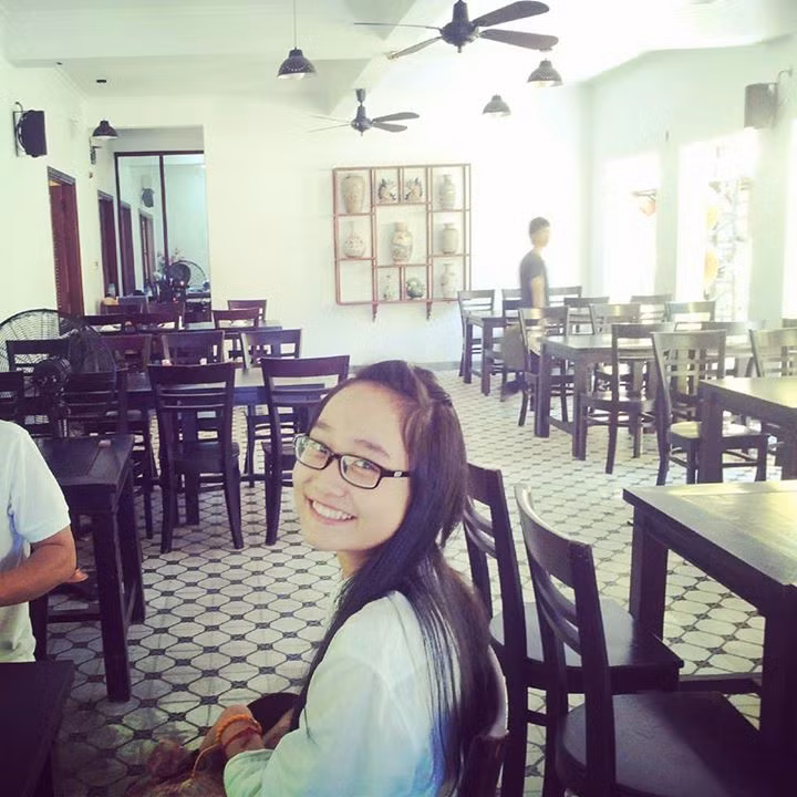 Thu Hà chia sẻ, ngoài đời cô bạn cũng là một người khá giả dị, thích vui chơi với bạn bè, đi du lịch và ăn uống.