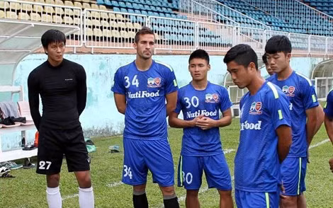 Cách đây 2 hôm, CLB Hoàng Anh Gia Lai đón thêm một ngoại binh nữa là Mitja Mörec (số 34), là cựu tuyển thủ Slovenia và từng thi đấu ở một số câu lạc bộ hàng đầu ở đất nước này. Ảnh: Zing/PLO.