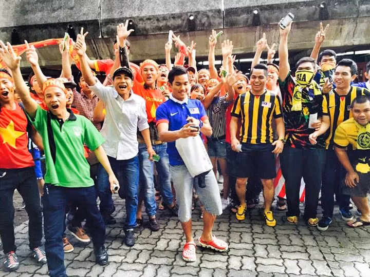 Việc không hay xảy ra trên sân Shah Alam là điều không ai muốn. Quên đi tất cả, các fan chân chính đang hướng tới một trận bán kết lượt về đậm tình hữu nghị cả trên sân cỏ lẫn khán đài Mỹ Đình.
