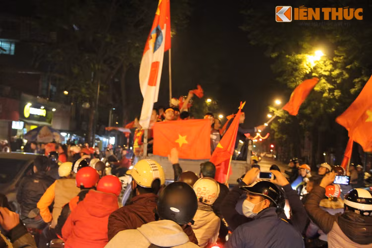 Ngay sau trận thắng 2-1 của ĐT Việt Nam trước Malaysia tại bán kết lượt đi AFF Cup, hàng ngàn người dân Hà Nội, các CĐV bóng đá đã đổ xuống đường mang theo cờ Tổ quốc hò reo, ăn mừng rất náo nhiệt. Ngay sau trận thắng 2-1 của ĐT Việt Nam trước Malaysia tại bán kết lượt đi AFF Cup, hàng ngàn người dân Hà Nội, các CĐV bóng đá đã đổ xuống đường mang theo cờ Tổ quốc hò reo, ăn mừng rất náo nhiệt.