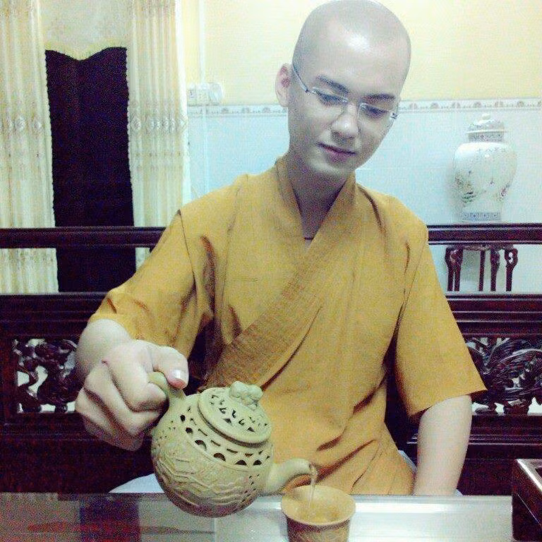 Theo tìm hiểu, sư thầy đang gây sốt bởi ngoại hình ấn tượng xưng pháp danh là Thích Thiện Huệ - cùng pháp danh với một hòa thượng, sư thầy cao tuổi rất nổi tiếng khác.