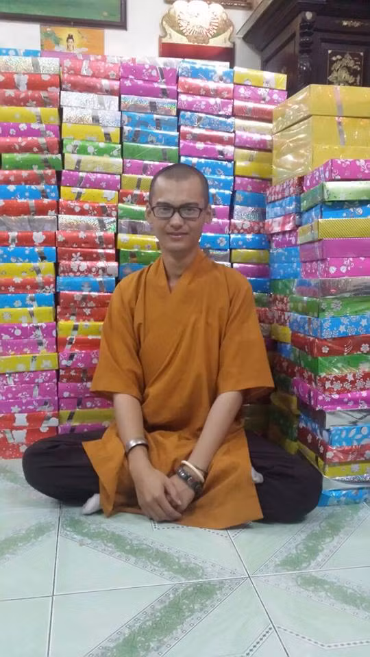 Tuy nhiên, khi xem những bức ảnh khác của sư thầy trẻ tuổi này, có thể thấy sự khác biệt khá lớn với loạt ảnh đang gây sốt mạng. Có thể những bức ảnh khoe khuôn mặt thanh tú, làn da trắng trẻo ấy đã có sự can thiệp của công nghệ, các phần mềm chỉnh sửa.