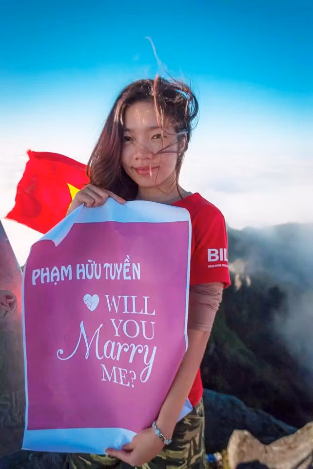 Đây là hình ảnh khiến Chu Thị Thảo bỗng nhiên được nhiều bạn trẻ biết đến và ngưỡng mộ. Chu Thảo đứng trên đỉnh Fansipan, ở độ cao hơn 3000m cầu hôn với bạn trai tên Phạm Hữu Tuyền. Ảnh: FBNV.