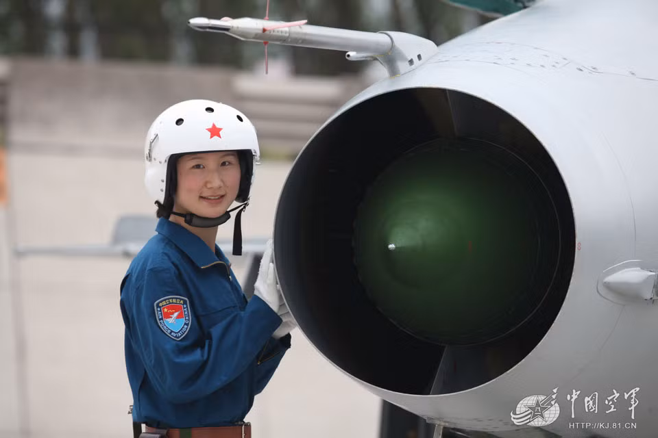 Loạt ảnh về những nữ phi công lái máy bay chiến đấu J-7 mới đây tạo nên cơn sốt trên mạng Trung Quốc.