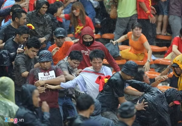 Những hình ảnh cho thấy sự náo loạn trên khán đài sân Shah Alam. Các CĐV Malaysia tỏ ra rất hung hãn trong khi số lượng CĐV Việt Nam có mặt tại sân chỉ khoảng 2.000 người.