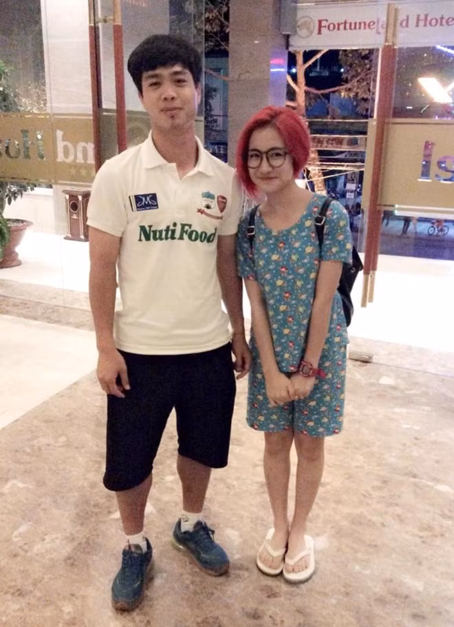 Trước đó, Công Phượng được nhiều fan đồn thổi là có mối quan hệ thân thiết với cô ca sĩ trẻ Hòa Minzy. Không chỉ chụp ảnh chung với nhau mà nhiều lần Hòa Minzy cũng đã đến Gia Lai cổ vũ cho Công Phượng và tuyển U19 rất nhiệt tình.