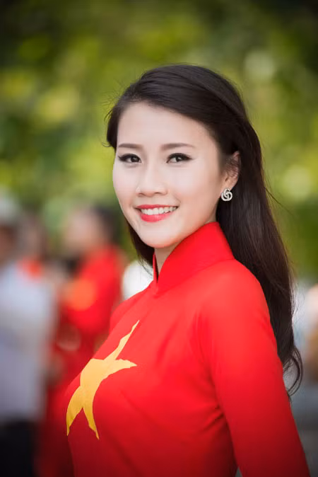 Quan điểm của Thanh Tú về cuộc sống: "Các bạn trẻ hãy cứ sống thật "trẻ", vui tươi hồn nhiên và cái gì đến sẽ đến!". Ảnh dùng trong bài: Lê Chí Linh/Zing/BTC Hoa hậu Việt Nam/