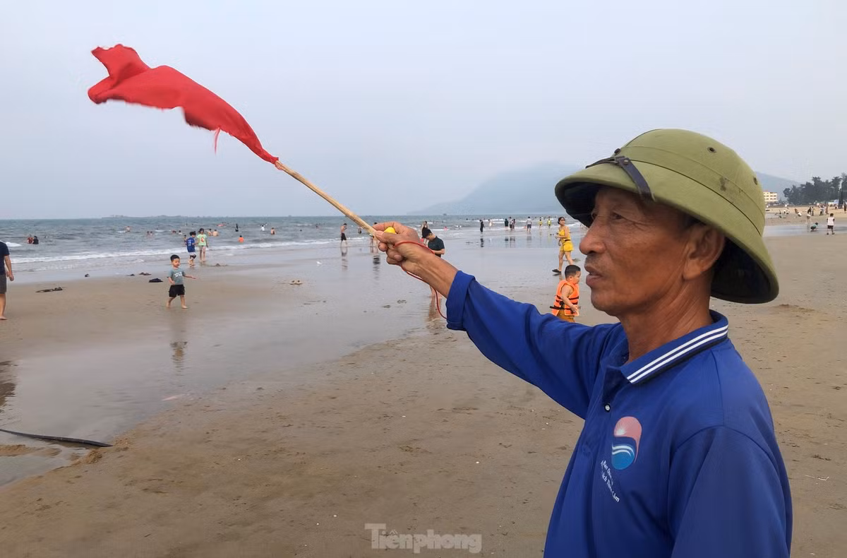 “Mùa du lịch đến gần, rất đông du khách về tắm, chúng tôi phải cắt cử từng người trong đội cứu hộ có mặt tại các vị trí để nhắc nhở người dân tắm trong khu vực an toàn, tránh các vùng nguy hiểm”, ông Miên (Đội cứu hộ bãi tắm Thiên Cầm) nói.