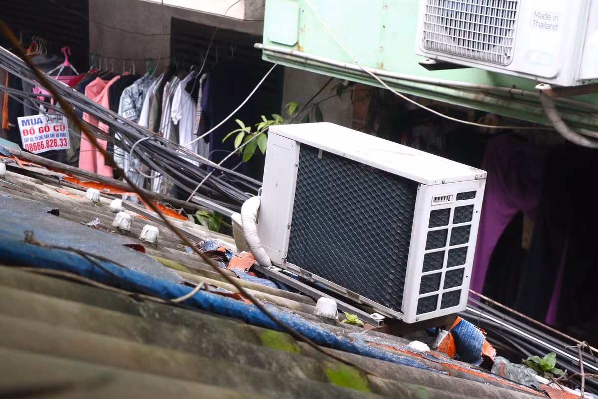 Ngoài hành lang là la liệt tụ điện, cục nóng, dây điện mắc nối chằng chịt mất an toàn.