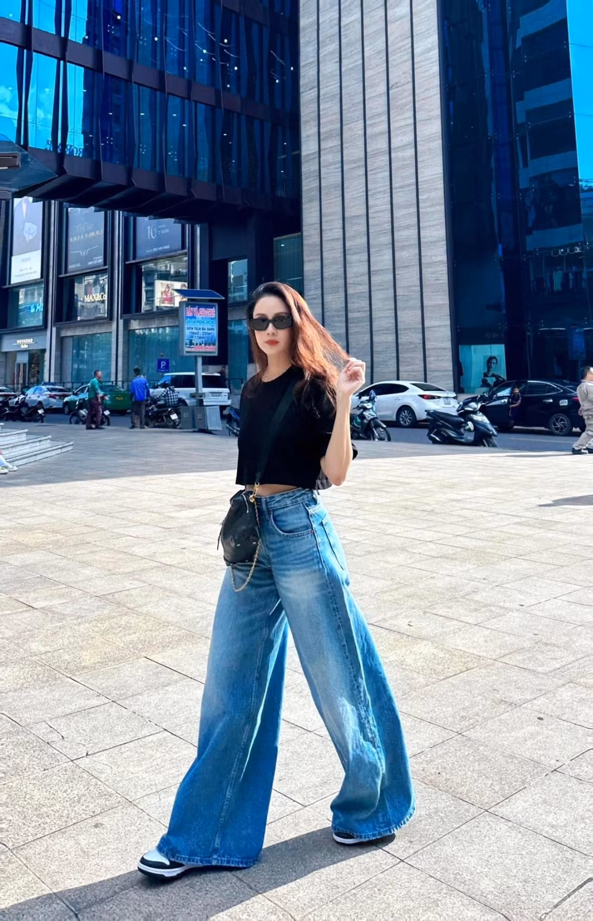 Style ăn mặc ngoài đời của Hồng Diễm cũng gây chú ý bởi phong cách trẻ trung năng động.