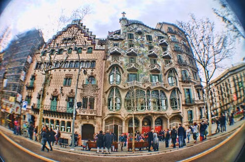 Tòa nhà này vốn được xây dựng theo bản thiết kế của Gaudi năm 1877, với kiến trúc cổ điển không có gì đặc biệt. Năm 1900, Josep Batlló - người nắm ngành công nghiệp dệt may của Barcelona đã mua lại ngôi nhà và yêu cầu Gaudi xây dựng lại theo một kiến trúc "không đụng hàng" ở thành phố.