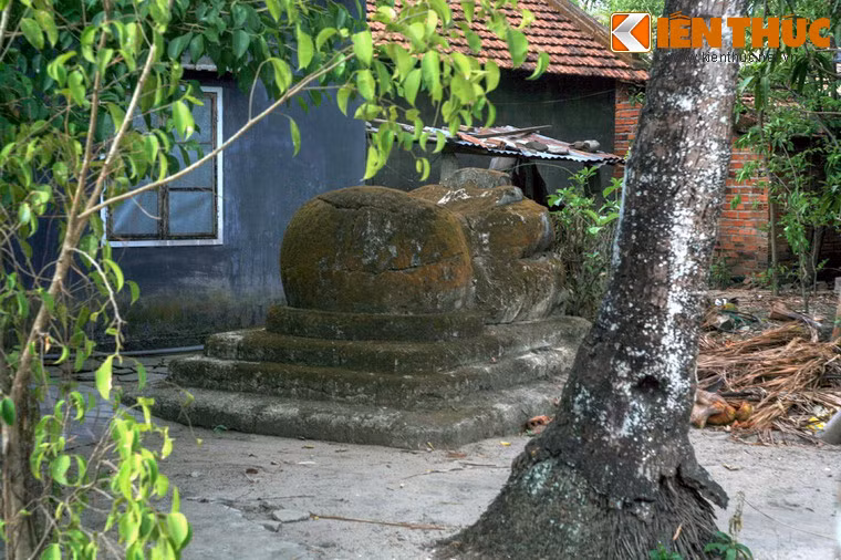 Giữa những ngôi mộ và không gian sinh sống của con người hầu như không có ranh giới. Mộ có thể choán ngay trục đường chính của thôn, hay nằm giữa sân, bên cạnh những ngôi nhà mới xây kiên cố.