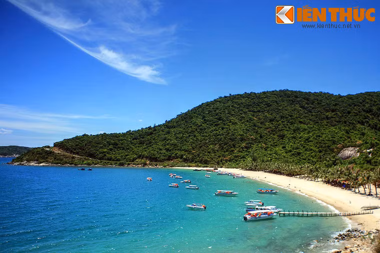 Từ sân bay, có thể quan sát cảnh quan tuyệt đẹp ở bãi Bắc, một trong những bãi biển đẹp nhất của hòn đảo trực thuộc thành phố di sản Hội An này.