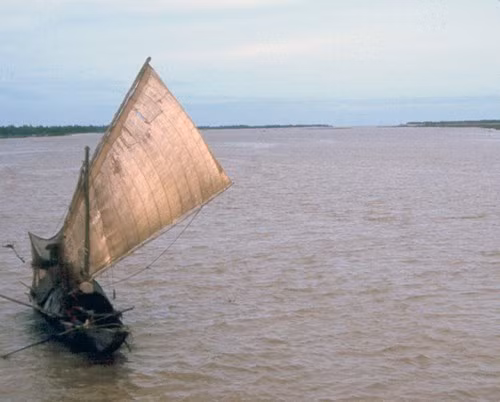 Một con thuyền nhỏ trên vùng biển Đà Nẵng.