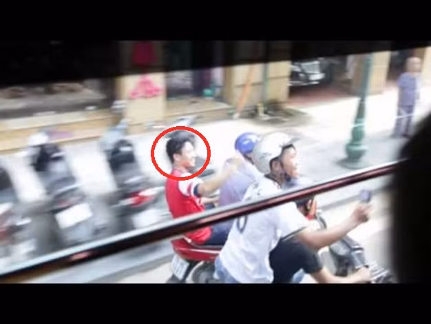 Nhưng có lẽ các Pháo thủ đã không biết rằng chàng Running Man Vũ Xuân Tiến đã vi phạm luật giao thông để chạy theo xe Arsenal. 