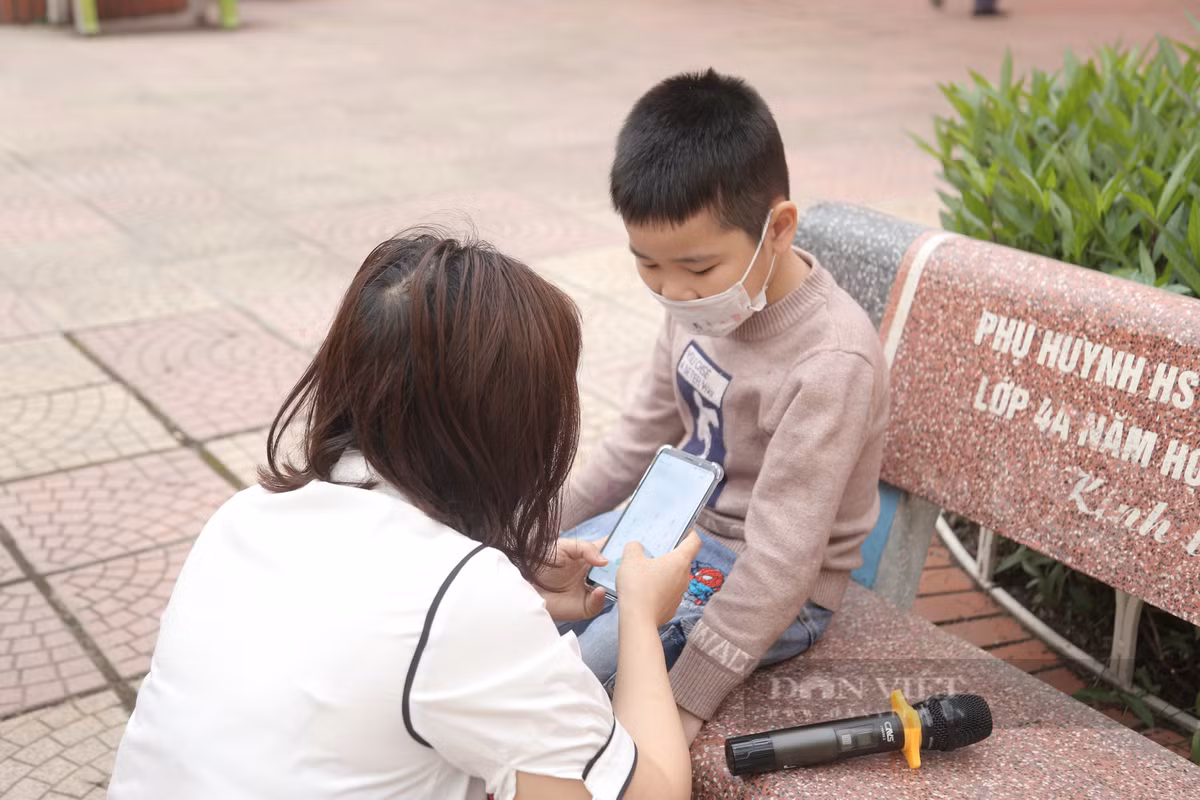 Học sinh lớp 1-6 Hà Nội đi học: Bố đưa con đến nhầm trường, trò không nhận ra cô - Hình 5 Hoc sinh lop 1-6 Ha Noi di hoc: Bo dua con den nham truong, tro khong nhan ra co-Hinh-5