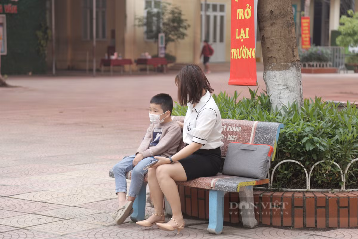 Học sinh lớp 1-6 Hà Nội đi học: Bố đưa con đến nhầm trường, trò không nhận ra cô - Hình 6 Hoc sinh lop 1-6 Ha Noi di hoc: Bo dua con den nham truong, tro khong nhan ra co-Hinh-6