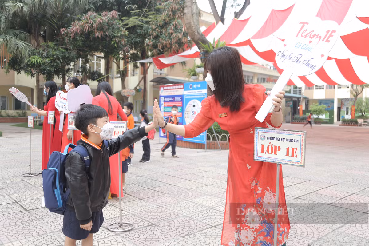 Học sinh lớp 1-6 Hà Nội đi học: Bố đưa con đến nhầm trường, trò không nhận ra cô - Hình 4 Hoc sinh lop 1-6 Ha Noi di hoc: Bo dua con den nham truong, tro khong nhan ra co-Hinh-4