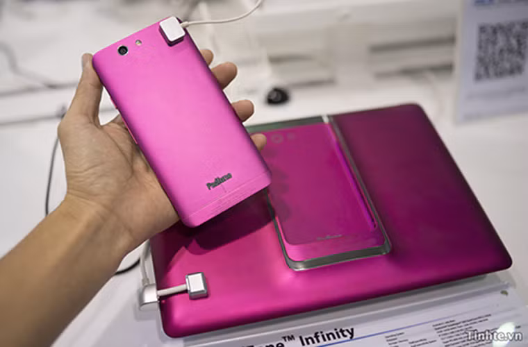 Asus giới thiệu Padfone Infinity mới. Chiếc điện thoại là sự tổng hòa của điện thoại và máy tính bảng Padfone Infinity thế hệ thứ 2 vừa được Asus giới thiệu. Chiếc điện thoại-máy tính bảng này có màn hình 5 inch, độ phân giải 1080x1920 p, sử dụng bộ vi xử lý Snapdragon 800 lõi tứ 2,2 GHz, RAM 2Gb, camera 13 Mp.