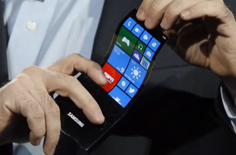 Galaxy Note III màn hình dẻo sẽ ra mắt vào tháng tới. Dù chưa ra mắt nhưng chiếc điện thoại Galaxy Note III đã nhận được nhiều sự mong đợi từ phía người tiêu dùng. Tuy nhiên, Samsung dường như còn muốn hơn thế khi có thể sẽ bán Galaxy Note III màn hình dẻo với số lượng hạn chế trong thời gian ngắn tới.