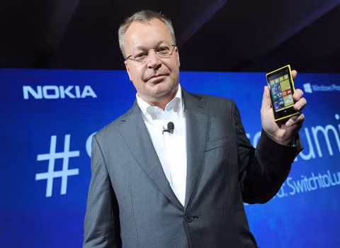 Năm 2009 là năm đầu tiên Nokia thông báo kết quả kinh doanh thua lỗ sau hơn 1 thập kỷ. Một năm sau, Nokia “cõng rắn cắn gà nhà” khi thuê giám đốc điều hành Microsoft Stephen Elop về là tổng giám đốc điều hành của mình.