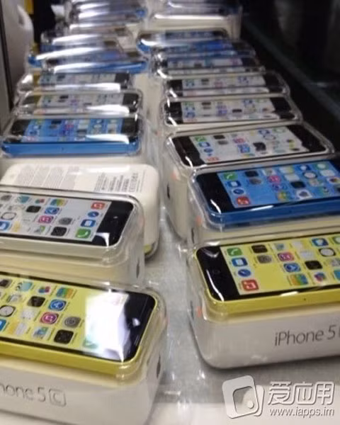 Điện thoại iPhone mới đang chảy về Mỹ. Một nguồn tin mới cho hay, nhiều thiết bị mới của Apple đã được chuyển và đang trên đường về Mỹ, 1 tuần trước lễ ra mắt chính thức của hãng.