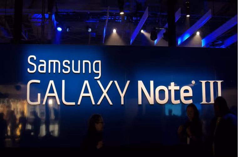 Galaxy Note 3 màn hình LCD sắp ra mắt. Samsung tuyên bố có 2 mẫu phablet Galaxy Note 3 đều có màn hình Super AMOLED. Nhưng thực tế Samsung đưa ra 2 mẫu Galaxy Note 3, là Galaxy Note 3 DUOS với 2 khe sim và Galaxy Note 3, với màn hình LCD.