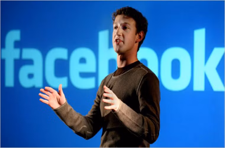 Zuckerberg chỉ trích chính phủ Mỹ. Những thông tin rò rỉ của Edward Snowden cho thấy Facebook có “dính dáng” đến việc cung cấp thông tin người dùng cho chính phủ. Trong buổi trả lời phỏng vấn gần đây, Zuckerberg cho rằng chính phủ Mỹ đã làm mọi chuyện trầm trọng hóa lên.