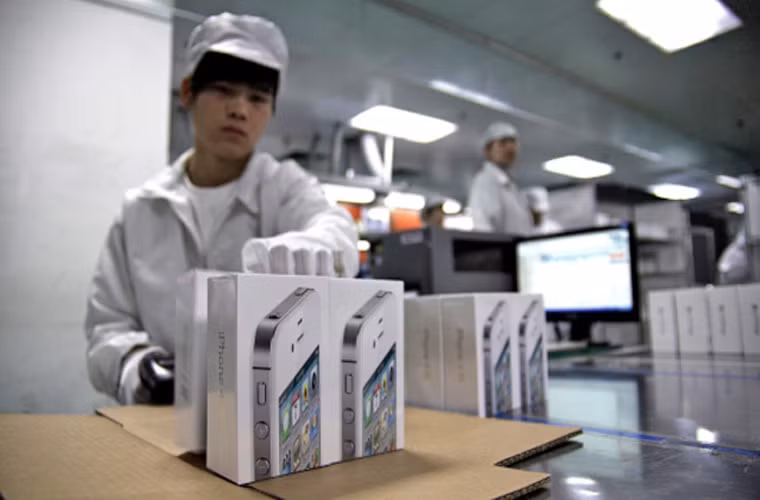 Doanh thu Foxconn thấp tháng thứ 5 liên tiếp. Hôm 10/9, Foxconn thông báo về doanh thu của hãng trong tháng 8. Theo đó, hãng chỉ thu được 9,35 tỉ USD. Nguyên nhân của việc này là Foxconn đang tập trung sản xuất sản phẩm mới cho khách hàng.