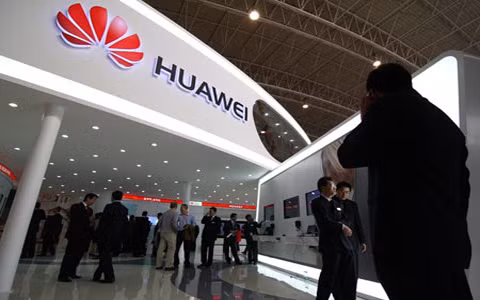 Huawei không “hứng thú” với Blackberry. Thành viên trong ban lãnh đạo Huawei Chen Lifang cho biết Huawei chưa nghĩ đến chuyện mua lại BlackBerry vì “chúng tôi muốn dựa vào bản thân”.