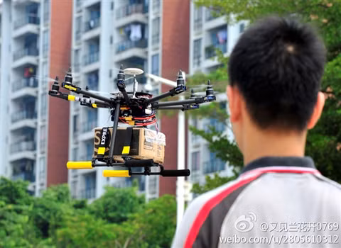 Dùng thiết bị bay không người lái để chuyển hàng. Công ty đóng gói, vận chuyển SF Express đã tiến hành thử nghiệm việc dùng thiết bị bay không người lái để chuyển hàng trong thành phố Đông Quản, Trung Quốc.