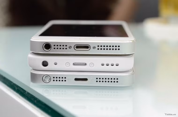 iPhone 5S, iPhone 5C có 100.000 đơn đặt hàng trước tại nhà mạng China Unicorn, nhà mạng lớn thứ 2 tại Trung Quốc, sau China Mobile. Tuy nhiên đây chưa hẳn là con số ấn tượng khi mà nhà mạng này có tới 266 triệu người dùng, tính đến tháng 7/2013.