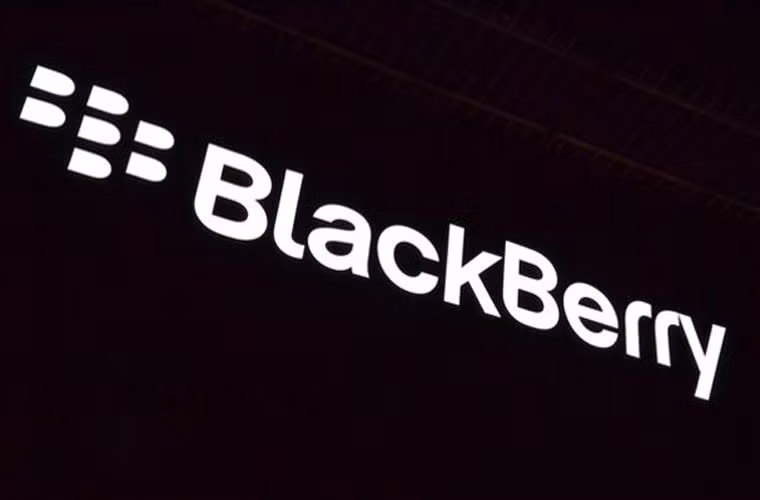 Cựu chủ tịch RIM muốn dẫn đầu nhóm mua lại BlackBerry. Theo nguồn tin xuất hiện hôm thứ 7, 21/9, cựu sáng lập RIM đồng thời là cựu giám đốc điều hành hãng này Mike Lazaridis đã bàn thảo với một số công ty xem liệu họ có hứng thú mua lại Blackberry. Tuy nhiên, điều đáng buồn cười là nhiều người cho rằng chính ông và giám đốc điều hành Jim Balsillie là người đã đẩy BlackBerry vào tình huống này.