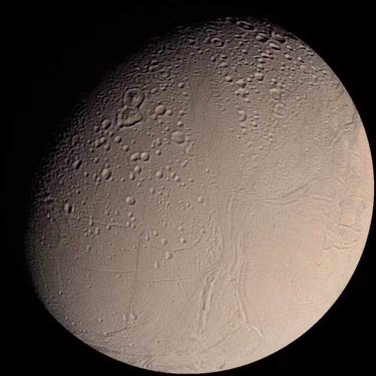 Enceladus-mặt trăng sáng nhất hệ Mặt trời. Mặt trăng nằm gần sao Thổ nhất này là một trong những hành tinh phản chiếu nhiều ánh sáng từ Mặt trời nhất (gần như 100%).