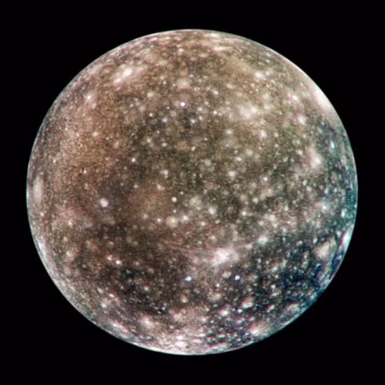 Callisto- Mặt trăng nhiều chỗ lõm nhất. Trong hệ Mặt trời, Callisto, mặt trăng của sao Mộc được coi là “một chú nhóc khốn khổ vì mụn”. Callisto không có hoạt động địa lý nào để tác động lên bề mặt và các chỗ lõm nổi lên qua nhiều năm. Bề mặt không thay đổi với tuổi thọ 4 tỷ năm của Callisto chi chít các chỗ lõm.
