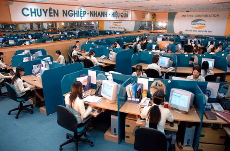 Viettel sẽ ra mắt dịch vụ nhắn tin và thoại miễn phí qua Internet. Tại buổi Tọa đàm “Dịch vụ OTT ở Việt Nam và chính sách quản lý” do Bộ TT&TT tổ chức diễn ra mới đây, các nhà mạng đã dần bớt đi cái nhìn tiêu cực về OTT. Đặc biệt là Viettel, nhà mạng này cho rằng, đã đến lúc các doanh nghiệp viễn thông cần bắt tay hợp tác với đơn vị cung cấp dịch vụ OTT. Viettel sẽ ra mắt dịch vụ nhắn tin và thoại miễn phí qua Internet. Tại buổi Tọa đàm “Dịch vụ OTT ở Việt Nam và chính sách quản lý” do Bộ TT&TT tổ chức diễn ra mới đây, các nhà mạng đã dần bớt đi cái nhìn tiêu cực về OTT. Đặc biệt là Viettel, nhà mạng này cho rằng, đã đến lúc các doanh nghiệp viễn thông cần bắt tay hợp tác với đơn vị cung cấp dịch vụ OTT.