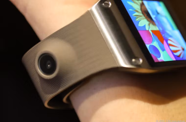 Samsung Galaxy Gear bắt đầu đặt hàng được trên Best Buy. Chiếc đồng hồ thông minh 6 màu, làm việc cùng Galaxy Note III sẽ bắt đầu được đặt hàng vào hôm nay 27/9.