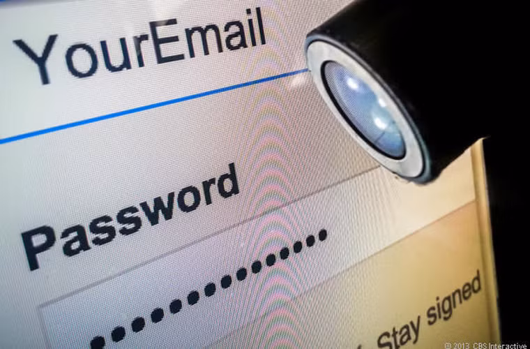 Khủng bố “chuộng” Gmail. Cựu giám đốc CIA Michael Hayden cho biết khi các phần từ khủng bố cần một dịch vụ thư điện thử để bàn bạc về kế hoạch của mình thông qua Gmail.
