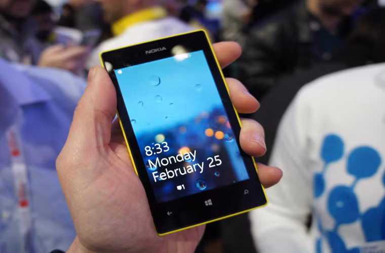 Nokia Lumia 520 mà thiết bị Windows bán chạy nhất thế giới. Sở dĩ chiếc điện thoại này được ưa chuộng là bởi giá thành thấp và bởi nhiều tính năng hữu ích mà nó có. Nokia Lumia 520 sở hữu màn hình 4 inch, bộ vi xử lý Qualcomm Snapdragon S4 Plus, lõi đôi 1GHz, camera sau 5 Mp, bộ nhớ trong 8 Gb.