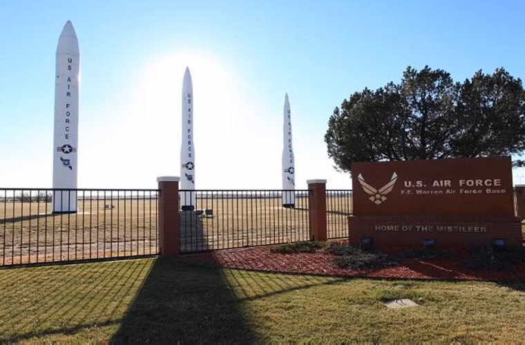 Căn cứ không quân Warren. Căn cứ này nằm ở Cheyenne, Wyoming, Mỹ. Người ta gặp nhiều trường hợp UFO từ năm 1965. Năm 1976, một nhân viên phóng tên lửa có tên Bruce Fensternacher đã nhìn thấy một vật màu trắng hình điếu thuốc kèm ánh sáng đỏ và xanh xuất hiện gần khu vực để tên lửa.